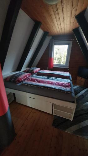 Postel nebo postele na pokoji v ubytování Kristians Hus