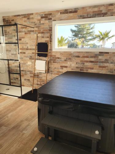 a room with a table and a brick wall at Instant secret in Pourrières