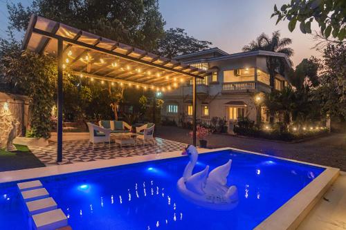 Bazén v ubytování SaffronStays The Windsor House, Lonavala nebo v jeho okolí