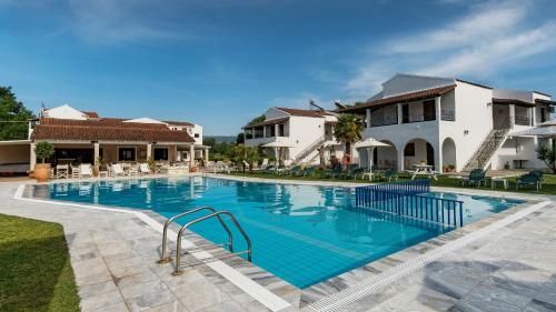Kolam renang di atau dekat dengan Goudelis Apartments