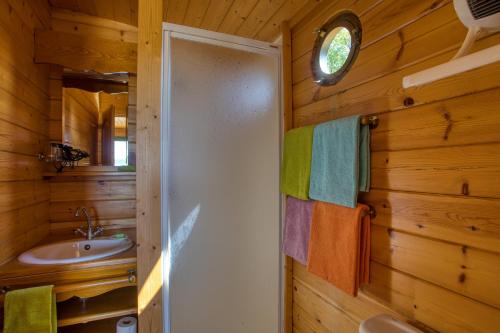 un bagno con lavandino e specchio di Les Roulottes Pomponnaises a Saint-Pompont