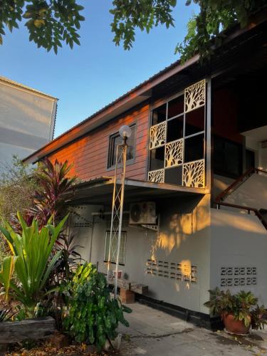 une maison avec un balcon sur le côté de celle-ci dans l'établissement บ้านพักสำหรับ 10 ท่าน, à Udon Thani