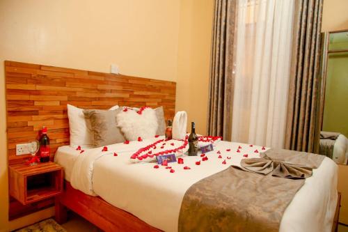 um quarto com uma cama grande com rosas vermelhas em SOUTHLAKE FULLY FURNISHED TWO BEDROOMS APARTMENTS em Naivasha