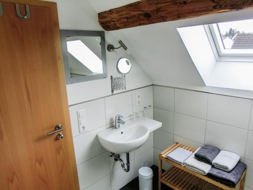Un baño de Gästezimmer im Weingut Wolf
