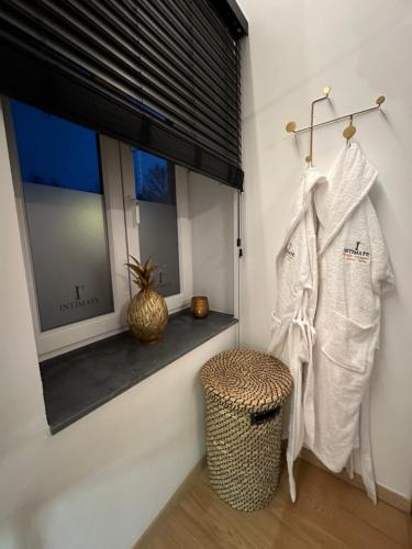 a room with a window with a towel and a stool at Intimate - Private Wellness in Héron