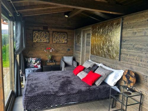 sypialnia z łóżkiem z czerwonymi i szarymi poduszkami w obiekcie Agriturismo Annibale w mieście Tuoro sul Trasimeno