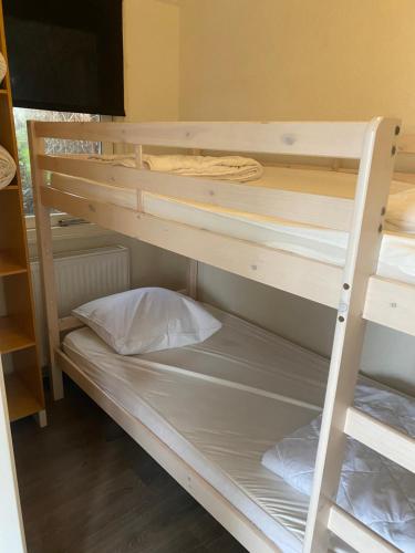 a couple of bunk beds in a room at Chalet Bergen NH, Schoorl, Schoorldam in Warmenhuizen