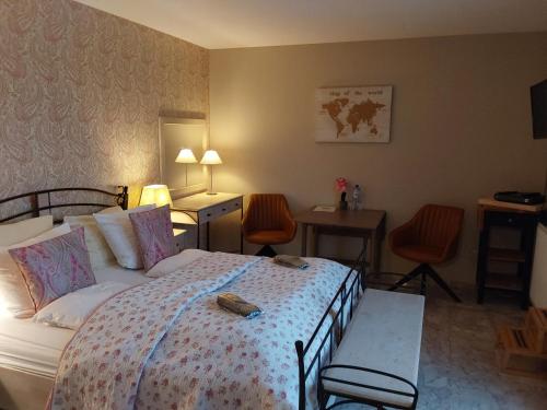 pokój hotelowy z łóżkiem, stołem i krzesłami w obiekcie Hotel Golden Dragon w mieście Dessel