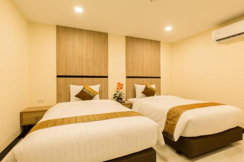 two beds in a hotel room at Crystal Palace Luxury Hotel Pattaya in Pattaya North