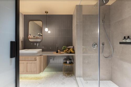 un bagno con doccia e lavandino di Dash Living on Prat a Hong Kong