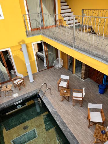 a building with a swimming pool and a balcony at Orietta Residencial in Mindelo