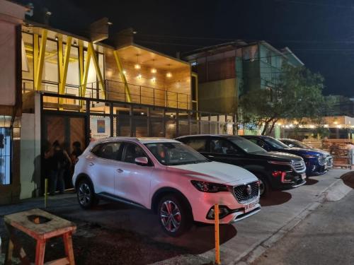 a group of cars parked in a parking lot at Hostal Litoral in Iquique