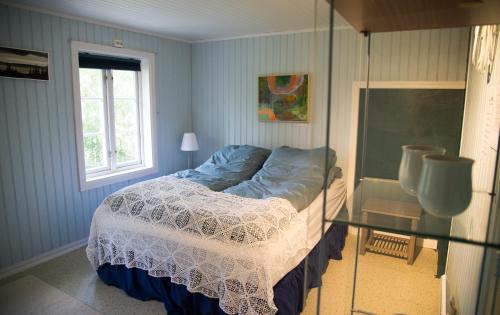 een slaapkamer met een bed en een glazen tafel bij Lensmannsgården in Namdalseid