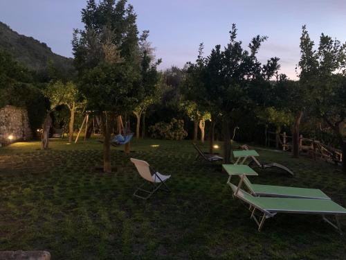 a group of chairs and a picnic table in a yard at My Place Home & Garden in Meta