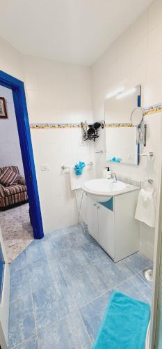 y baño con lavabo y espejo. en Salema casa de playa en San Cristobal, en Las Palmas de Gran Canaria