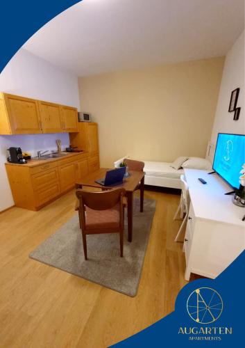 Cette petite chambre dispose d'un bureau et d'une cuisine. dans l'établissement Augarten Apartments, à Vienne