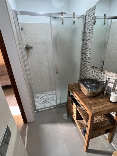 a bathroom with a sink and a shower at Orietta Residencial in Mindelo