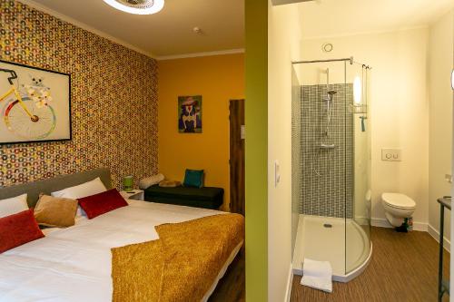 a bedroom with a bed and a shower at The Newport Lodge - incl Breakfast, 3u Wellness and Ebike in Nieuwpoort