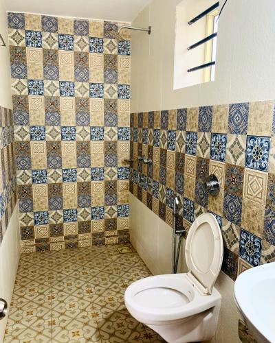 un baño con inodoro y lavabo en The Mamta Courtyard Anjuna, en Anjuna