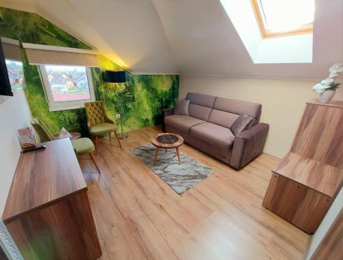 sala de estar con sofá y mesa en Papuli rooms 4U, en Senta