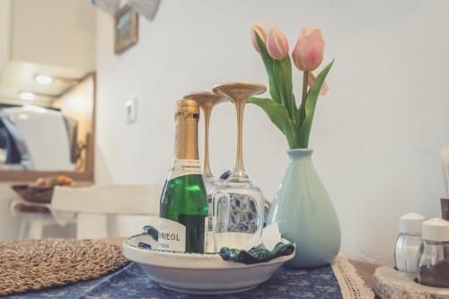 Dos botellas de champán y dos jarrones en una mesa. en Haus Victoria, en Sankt Gilgen