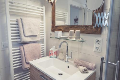 un bagno con lavandino e specchio di Haus Victoria a Sankt Gilgen