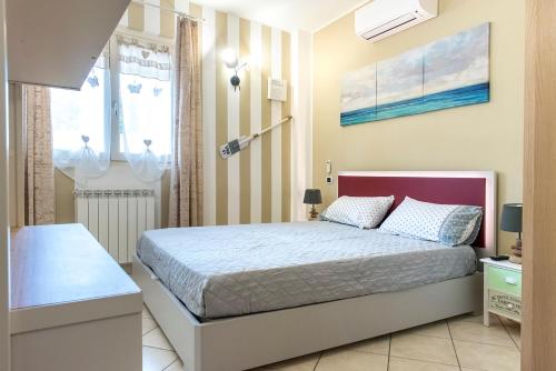ein Schlafzimmer mit einem Bett in einem Zimmer in der Unterkunft N213 - Numana, nuovo bilocale in centro in Numana