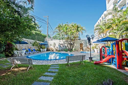 uma piscina com escorrega e um parque infantil em Slaviero Baia Norte Florianópolis em Florianópolis