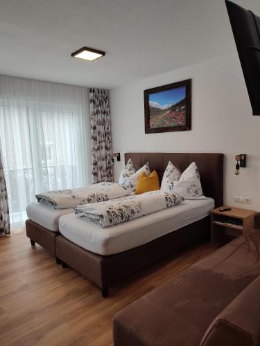 a bedroom with two beds and a couch at Mountain alpine in Kappl