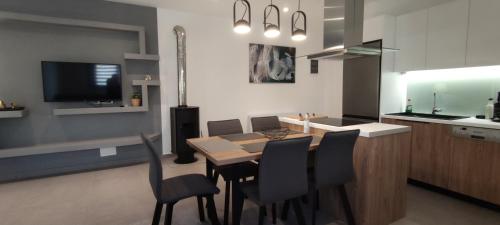 Η κουζίνα ή μικρή κουζίνα στο Thea Villas