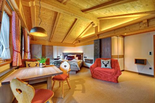 ein Wohnzimmer mit einem Tisch und Stühlen in der Unterkunft DIANA Naturpark Hotel - mit Oberstaufen Plus Golf in Oberstaufen