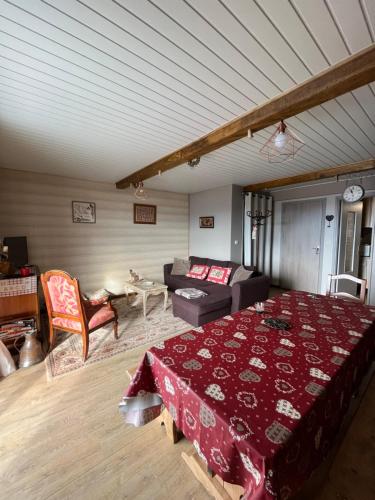 1 dormitorio con 1 cama y sala de estar con sofá en Grand F3 75m2 4/6 pers, jardin terrasse, top vue, en Font-Romeu-Odeillo-Via