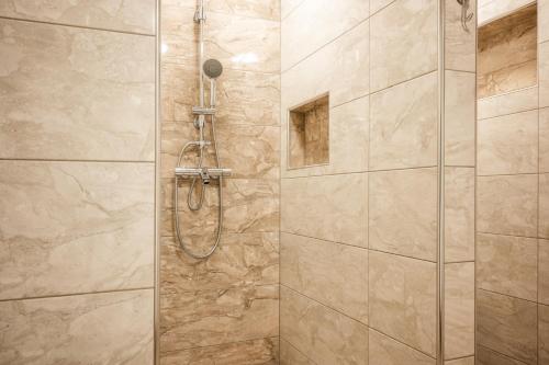 W łazience znajduje się prysznic ze szklanymi drzwiami. w obiekcie Apartma Tia 2 w mieście Zreče