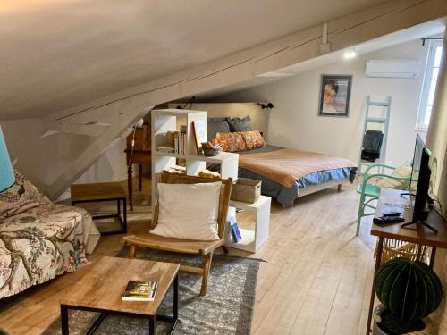 Una habitación con 1 cama y 1 cama y una habitación con 1 cama doble en 16 Bis-Gîte-Hôtel-Studio en Marssac-sur-Tarn