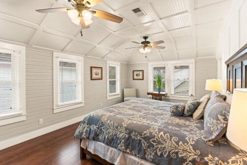 Ένα ή περισσότερα κρεβάτια σε δωμάτιο στο Sea Side Inn - 4219 Second Street