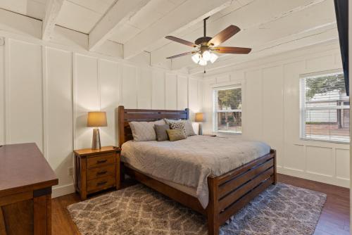 1 dormitorio con 1 cama y ventilador de techo en Sea Side Cottage - 4217 Second Street, en East End