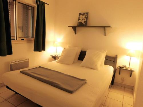 Un dormitorio con una cama y una bandeja. en Baie de la Méditerranée en Théoule-sur-Mer