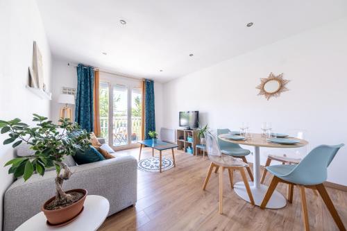 a living room with a couch and a table at Confort Golf Disney in Bailly-Romainvilliers