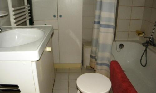 La salle de bains est pourvue d'un lavabo, de toilettes et d'une douche. dans l'établissement Seila 29/0101, à Saint-Idesbald