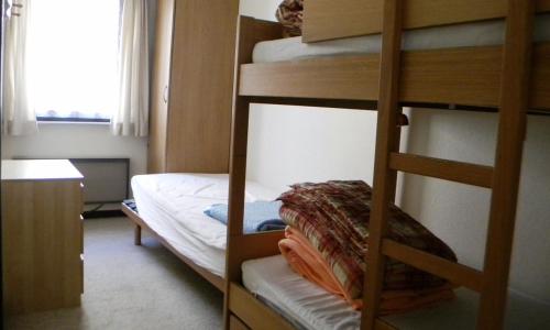 een slaapkamer met 2 stapelbedden en een bed bij Seila 29/0101 in Sint-Idesbald