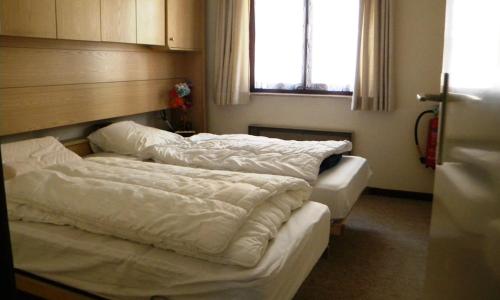 3 lits dans une pièce avec fenêtre dans l'établissement Seila 29/0101, à Saint-Idesbald