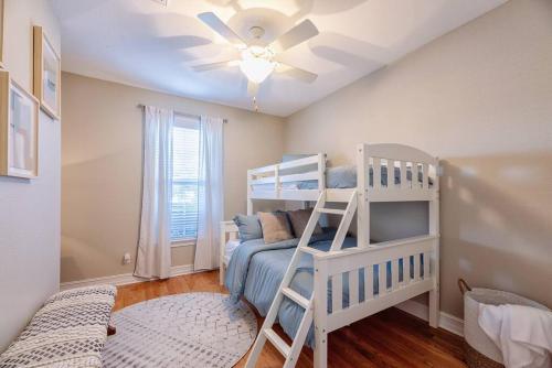 Ένα ή περισσότερα κρεβάτια σε δωμάτιο στο Manassas House 4 BDR Patio Firepit