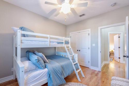 Ένα ή περισσότερα κρεβάτια σε δωμάτιο στο Manassas House 4 BDR Patio Firepit