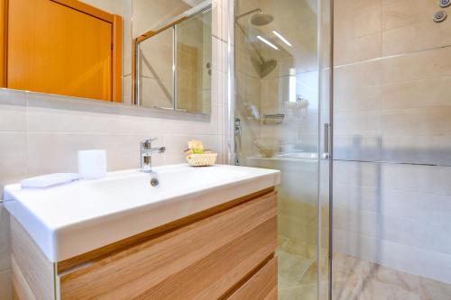 a bathroom with a white sink and a shower at Lido International in Desenzano del Garda