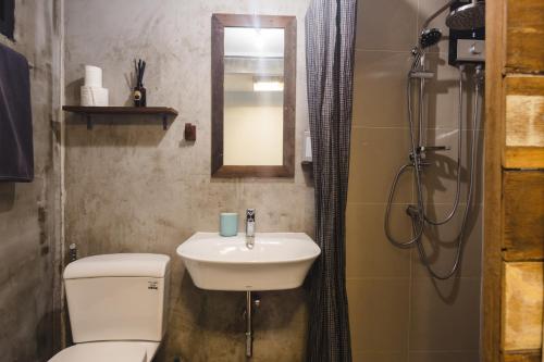 Un baño de The Yard Bangkok Hostel