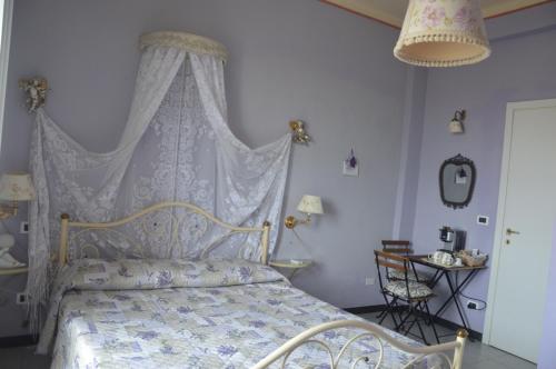 Łóżko lub łóżka w pokoju w obiekcie B&B Del Tempo Stretto