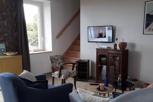 un salon avec un canapé, des chaises et une fenêtre dans l'établissement Vue mer pour une escale en baie du Mt-St-Michel, à Cherrueix