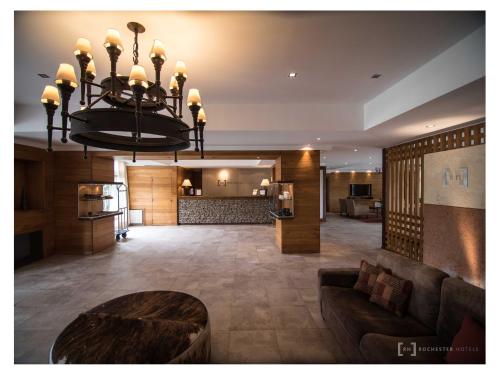 a living room with a couch and a chandelier at Rochester Calafate in El Calafate