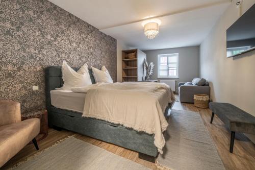1 dormitorio con 1 cama grande y 1 sofá en das Dietmanns, en Bad Tölz