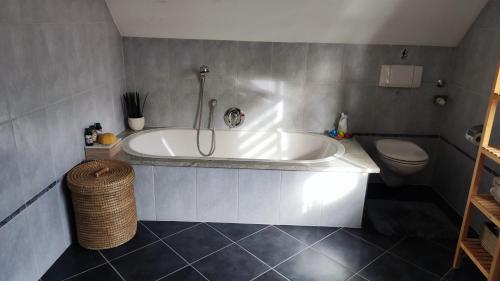 ein Bad mit einer Badewanne und einem WC in der Unterkunft Ferienwohnung Schottenheim in Nabburg